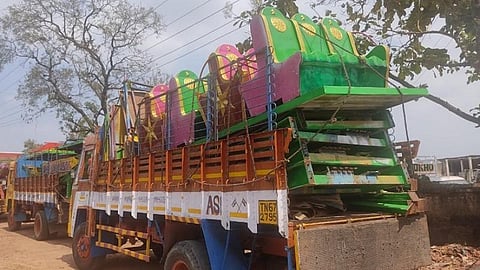 இளையான்குடி அருகே தாயமங்கலத்தில் போலீஸார் அனுமதி தராததால் லாரியில் ஏற்றப்பட்டுள்ள ராட்டினம் சாதனங்கள்.