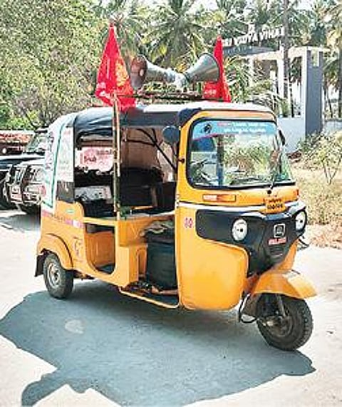 பறிமுதல் செய்யப்பட்ட பிரச்சார வாகனம்.