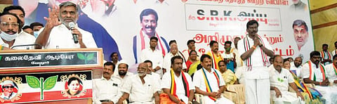 வேலூர் சட்டப்பேரவை தொகுதி அதிமுக வேட்பாளர் எஸ்.ஆர்.கே.அப்புவை அறிமுகப்படுத்தி பேசும் அமைச்சர் கே.சி.வீரமணி. அருகில், மாவட்டப் பொருளாளர் எம்.மூர்த்தி உள்ளிட்டோர்.படம்: வி.எம்.மணிநாதன்.