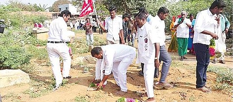 காரைக்குடி சந்தைப்பேட்டை மயானத்தில் ஆதரவற்றோரின் சமாதிகளுக்கு அஞ்சலி செலுத்திய காரைக்குடி மக்கள் நீதி மய்யம் வேட்பாளர் ராசகுமார்.