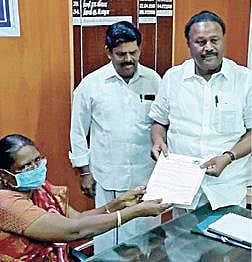 திண்டுக்கல் தொகுதி தேர்தல் அலுவலரிடம் 2-வது முறையாக வேட்புமனுத் தாக்கல் செய்த அதிமுக வேட்பாளர் திண்டுக்கல் சீனிவாசன்.
