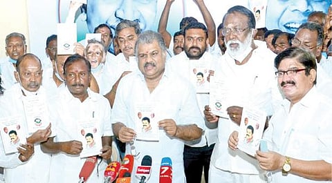 சட்டப்பேரவை தேர்தலுக்கான தமிழ் மாநில காங்கிரஸ் கட்சியின் தேர்தல் அறிக்கையை கட்சியின் தலைவர் ஜி.கே.வாசன் ஆழ்வார்பேட்டையில் உள்ள கட்சி அலுவலகத்தில் நேற்று வெளியிட்டார். கட்சி நிர்வாகிகள் உடனிருந்தனர். படம்: க.ஸ்ரீபரத்