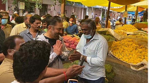 கோவை பூ மார்க்கெட் பகுதிகளில் நடந்து சென்று வாக்குச் சேகரித்த கமல்; மக்களுடன் தேநீர் அருந்தினார்