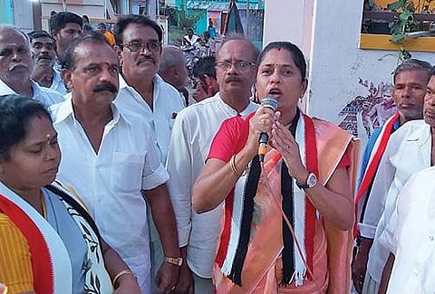 பழநி தொகுதி திமுக வேட்பாளர் செந்தில்குமாருக்கு ஆதரவாக பிரச்சாரம் செய்யும் அவரது மனைவி மெர்சி செந்தில்குமார்.