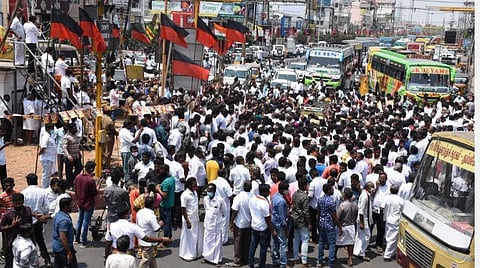 கரூரில் திமுக- அதிமுக இடையே மோதல்; 19 பேர் காயம்: ஆர்ப்பாட்டம்
