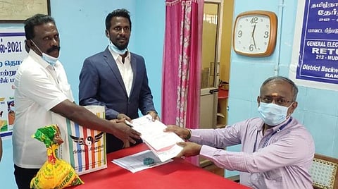 தனது தந்தையுடன் வந்து வேட்புமனுத் தாக்கல் செய்த தேவசித்தம்.