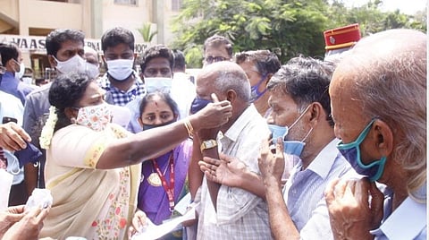 கரோனா தடுப்பூசி, பரிசோதனைக்குத் தட்டுப்பாடு இல்லை: புதுவை ஆளுநர் தமிழிசை