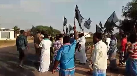 மண்மலை கிராமத்தில் முதல்வருக்கு கருப்புக் கொடி காட்டிய விவசாயிகள்.