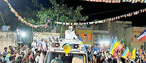 சோளிங்கர் பேருந்து நிலையம் அருகே நேற்றிரவு தேர்தல் பிரச்சாரத்தில் ஈடுபட்ட அன்புமணி ராமதாஸ்.