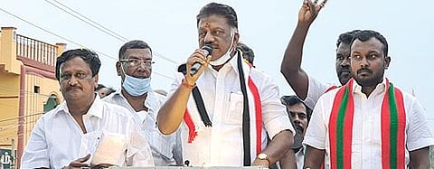 சீலையம்பட்டியில் வாக்குச் சேகரித்த துணை முதல்வர் ஓ.பன்னீர்செல்வம்.
