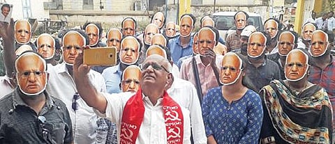 திண்டுக்கல்லில் மார்க்சிஸ்ட் வேட்பாளர் என்.பாண்டியுடன் செல்பிஎடுத்துக்கொண்ட இளைஞர்கள்.