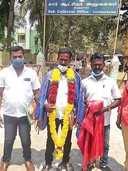 விருத்தாசலம் தேர்தல் நடத்தும் அலுவலரிடம் வேட்புமனு தாக்கல் செய்துவிட்டுவந்த ராமசாமிக்கு மாலை அணிவித்த அவரது இரு ஆதரவாளர்கள்.