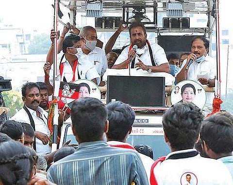 பொய் வாக்குறுதிகளால் மக்களை ஏமாற்றும் திமுக: அமைச்சர் எஸ்.பி.வேலுமணி குற்றச்சாட்டு