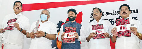 ‘திமுக கூட்டணியை நிராகரிக்க 100 காரணங்கள்’ என்ற புத்தகத்தை சென்னை கமலாலயத்தில் தமிழக பாஜக பொறுப்பாளர் சி.டி.ரவி நேற்று வெளியிட்டார். உடன் (இடமிருந்து) மாநில துணைத் தலைவர் சக்ரவர்த்தி, மத்திய இணை அமைச்சர் வி,கே.சிங், மாநில துணைத் தலைவர் வி.பி துரைசாமி, மாநில பொதுச் செயலாளர் கரு.நாகராஜன் ஆகியோர்.படம்: க.ஸ்ரீபரத்