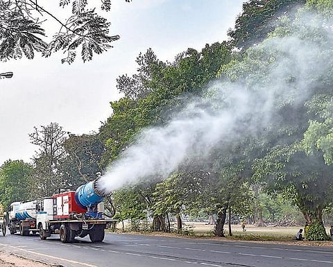 மேற்குவங்கத்தில் 8 கட்டங்களாக சட்டப்பேரவைத் தேர்தல் நடைபெறுகிறது. இந்த நேரத்தில் நாடு முழுவதும் கரோனா வைரஸ் பரவல் அதிகரித்து வருகிறது. எனவே, வைரஸ் பரவலை தடுக்க மேற்குவங்க தலைநகர் கொல்கத்தாவில் நேற்று வாகனம் மூலம் கிருமி நாசினி தெளிக்கப்பட்டது.படம்: பிடிஐ