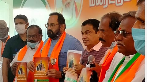 தேர்தலுக்காகத் தவறான பிரச்சாரம் செய்கிறார் நாராயணசாமி: நிதின் கட்கரி குற்றச்சாட்டு