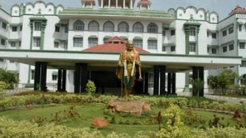 பள்ளி முதல் கல்லூரி வரை தமிழில் படித்தவர்களுக்கே தமிழ் வழிக்கல்வி சலுகை: உயர் நீதிமன்றம் உத்தரவு