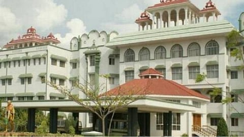 தமிழகத்தில் அரசியல் கட்சிக் கூட்டங்களில் கரோனா வழிகாட்டு நெறிமுறைகளைப் பின்பற்ற வேண்டும்: உயர் நீதிமன்றம் உத்தரவு