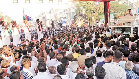 ராமநாதபுரம் அரண்மனை முன் திமுக வேட்பாளர்களை ஆதரித்துப் பேசிய திமுக தலைவர் மு.க.ஸ்டாலின். படம்: எல்.பாலச்சந்தர்
