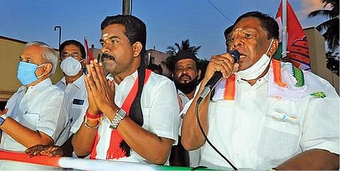 புதுச்சேரி கனகசெட்டிக்குளத்தில் காலாப்பட்டு தொகுதி திமுக வேட்பாளர் முத்துவேலுக்கு ஆதரவு கேட்டு முன்னாள் முதல்வர் நாராயணசாமி, வைத்திலிங்கம் எம்.பி ஆகியோர் வாக்கு சேகரித்தனர்.