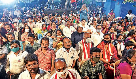 கோவை புலியகுளம் பகுதியில் நேற்று முன்தினம் இரவு நடைபெற்ற தேர்தல் பிரச்சாரப் பொதுக்கூட்டத்தில் பேசிய மக்கள் நீதி மய்யம் தலைவர் கமல்ஹாசன். (அடுத்த படம்) கூட்டத்தில் பங்கேற்றோரில் ஒரு பகுதியினர். படங்கள்: ஜெ.மனோகரன்