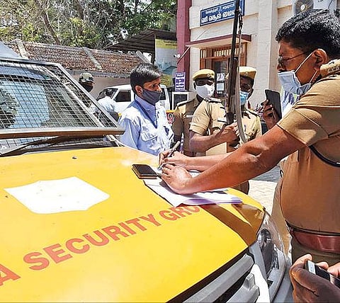 கோவை திருச்சி சாலை குளத்தேரி அருகே, ஆவணங்கள் இல்லாமல் பணம் எடுத்துச்சென்றவர்களிடம் விசாரணை நடத்திய பறக்கும்படையினர். படம் : ஜெ.மனோகரன்.