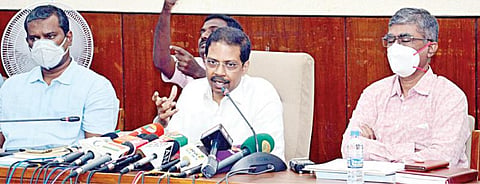 தமிழக சட்டப்பேரவைத் தேர்தலுக்கான ஏற்பாடுகள் குறித்து தலைமைச் செயலகத்தில் செய்தியாளர்களிடம் விளக்குகிறார் மாநில தலைமை தேர்தல் அதிகாரி சத்யபிரத சாஹு.படம்: ம.பிரபு