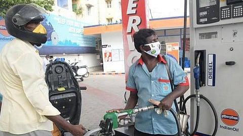 பெட்ரோல் பங்க் ஊழியர்களுக்கு தடுப்பூசி போட முன்னுரிமை: மத்திய அரசுக்கு கோரிக்கை