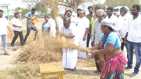 விவசாயக் களத்தில் கதிரடித்து விவசாயிகளிடம் வாக்கு சேகரித்த அமைச்சர் ஆர்.பி.உதயகுமார்