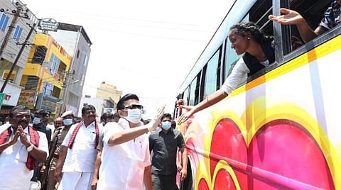 நடந்து சென்று வாக்கு சேகரித்த ஸ்டாலின்.