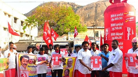 திருப்பரங்குன்றத்தில் இன்று மார்க்சிஸ்ட் கட்சி வேட்பாளர் பொன்னுத்தாய் ஆதரித்து ஜனநாயக வாலிபர் சங்கம் சார்பில் நடந்த பிரச்சாரக் கூட்டத்தில் வேட்பாளர் செயலியை சு.வெங்கடேசன் எம்பி துவக்கி வைத்தார். படம்: எஸ்.கிருஷ்ணமூர்த்தி.