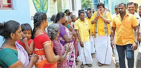 ராஜபாளையம் சட்டப்பேரவைத் தொகுதியில் வாக்குச் சேகரித்த அதிமுக வேட்பாளர் அமைச்சர் கே.டி. ராஜேந்திரபாலாஜி.