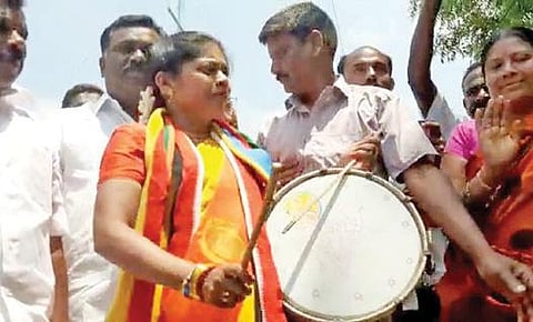 செம்பட்டி அருகே வண்ணம்பட்டியில் தப்பு அடித்து பிரச்சாரத்தில் ஈடுபட்ட ஆத்தூர் தொகுதி பாமக வேட்பாளர் திலகபாமா