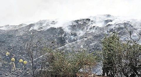 கோவை வெள்ளலூர் குப்பைக் கிடங்கில் பரவிய தீயை அணைக்கும் தீயணைப்பு படையினர். (கோப்பு படம்)