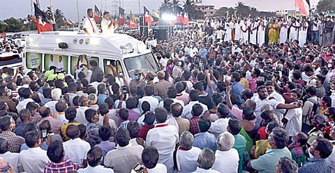 அதிமுக வேட்பாளர்களை ஆதரித்து கோவை மலுமிச்சம்பட்டியில் நேற்று பிரச்சாரம் மேற்கொண்ட துணை முதல்வர் ஓ.பன்னீர் செல்வம். உடன், தொண்டாமுத்தூர் தொகுதி வேட்பாளர் அமைச்சர் எஸ்.பி.வேலுமணி.படம்: ஜெ.மனோகரன்