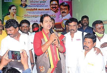 விருத்தாசலத்தில் பிரச்சாரத்தில் ஈடுபட்ட தேமுதிக பொருளாளர் பிரேமலதா விஜயகாந்த்.