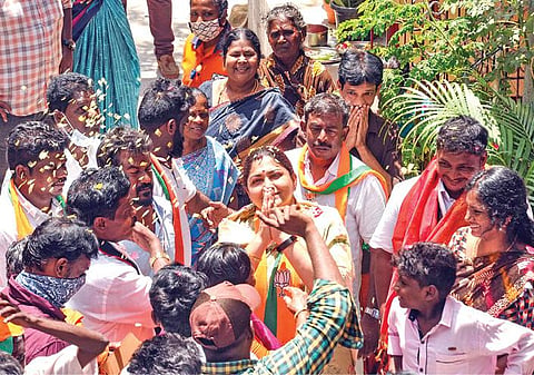 பாஜக சார்பில் ஆயிரம் விளக்கு தொகுதியில் போட்டியிடும் குஷ்பு, மார்டன் ஸ்கூல் சாலை பகுதியில் நேற்று பிரச்சாரத்தில் ஈடுபட்டார்.படம்: பு.க.பிரவீன்