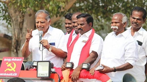 புதுக்கோட்டை மாவட்டம் குன்றாண்டார்கோவில் அருகே வீரப்பட்டியில் பேசுகிறார் மார்க்சிஸ்ட் கம்யூனிஸ்ட் கட்சியின் அரசியல் தலைமைக் குழு உறுப்பினர் ஜி.ராமகிருஷ்ணன்.