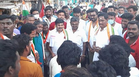 காரைக்கால் பகுதியில் வாக்கு சேகரிப்பில் ஈடுபட்ட காரைக்கால் வடக்குத் தொகுதி வேட்பாளரும், புதுச்சேரி காங்கிரஸ் தலைவருமான ஏ.வி.சுப்பிரமணியன்
