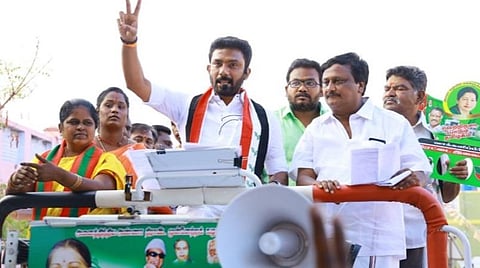 போடி தொகுதி அதிமுக.வேட்பாளர் ஓ.பன்னீர்செல்வத்திற்கு ஆதரவு கேட்டு எம்பி.ரவீந்திரநாத் கோவிந்தநகரத்தில் பிரச்சாரம் மேற்கொண்டார்.
