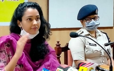 புதுச்சேரி தலைமை செயலகத்தில் செய்தியாளர்களை சந்தித்த மாவட்ட தேர்தல் அதிகாரி பூர்வா கார்க், அருகே எஸ்எஸ்பி அகன்ஷா யாதவ்.