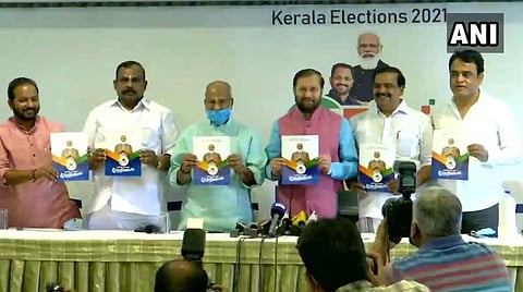 பாஜக தேர்தல் அறிக்கையை வெளியிட்ட மத்திய அமைச்சர் பிரகாஷ் ஜவடேகர்: படம் | ஏஎன்ஐ.