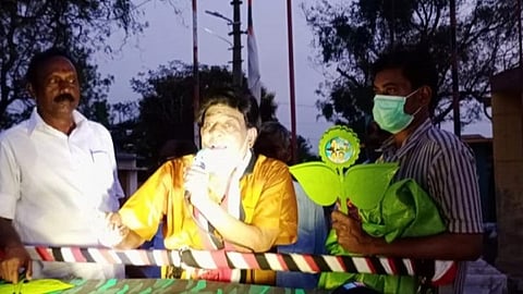 திருப்பத்தூர் தொகுதி கண்டராணிக்கத்தில் அதிமுக வேட்பாளர் மருதுஅழகுராஜை ஆதரித்து பிரச்சாரம் செய்த நகைச்சுவை நடிகர் சிங்கமுத்து.