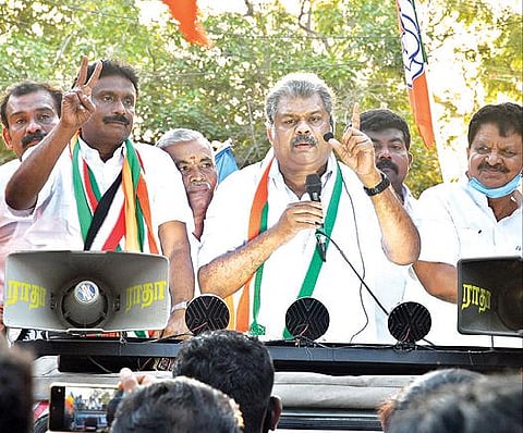 தூத்துக்குடி தொகுதி தமாகா வேட்பாளர் எஸ்.டி.ஆர்.விஜயசீலனை ஆதரித்து அக்கட்சி தலைவர் ஜி.கே.வாசன் பிரச்சாரம் செய்தார். படம்: என்.ராஜேஷ்
