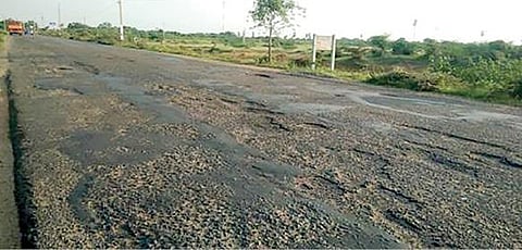 முற்றிலும் பெயர்ந்து கிடக்கும் திருநெல்வேலியில் இருந்து தென்காசி செல்லும் சாலை.