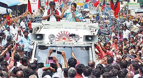 திமுக வேட்பாளர்கள் பெரம்பலூர் எம். பிரபாகரன், குன்னம் எஸ்.எஸ். சிவசங்கர் ஆகியோரை ஆதரித்து கீழப்புலியூர் கிராமத்தில் நேற்று நடைபெற்ற பிரச்சாரக் கூட்டத்தில் பேசுகிறார் திமுக மாநில மகளிரணி செயலாளர் கனிமொழி எம்.பி.