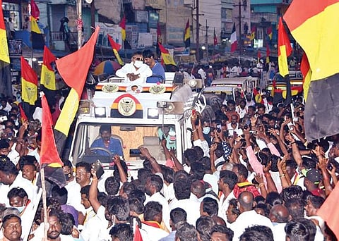 கும்மிடிப்பூண்டி பஜார் பகுதியில் நேற்று திறந்த வேனில் பிரச்சாரத்தில் ஈடுபட்ட தேமுதிக தலைவர் விஜயகாந்த்.