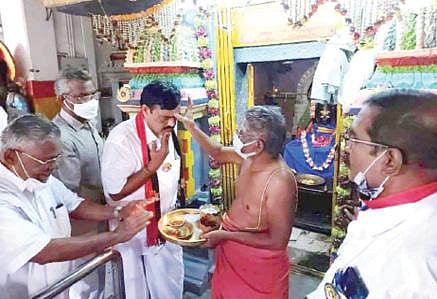 பிரச்சாரத்தின் நடுவே பரமேஸ்வரி அம்மன் கோயிலில் தரிசனம் செய்த திமுக வேட்பாளர் எம்.கே.மோகன்.