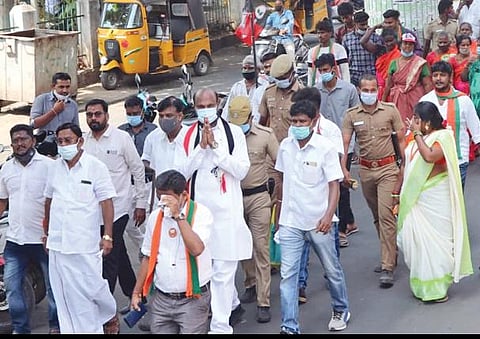எழும்பூர் தொகுதிக்கு உட்பட்ட புரசைவாக்கம் பகுதியில் நேற்று பாதுகாப்பு வீரர்கள் புடைசூழ வாக்கு சேகரித்த ஜான் பாண்டியன்.