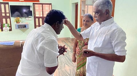 கண்ணங்குடி அருகே கப்பலூரில் கே.ஆர்.ராமசாமி வீட்டில் அவரிடம் ஆசி பெற்ற காங்கிரஸ் வேட்பாளர் மாங்குடி.